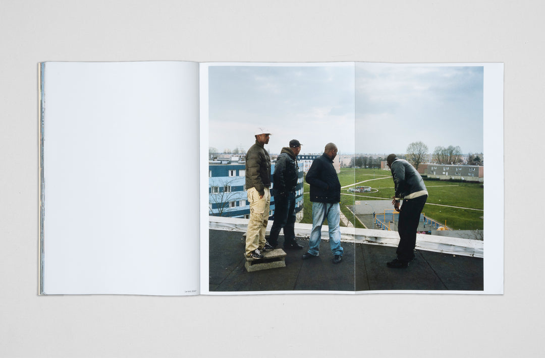 Mohamed Bourouissa – Périphérique, Livre photo édité par Loose Joints. Gagnant du PhotoBook of the Year, Paris Photo–Aperture PhotoBook Awards 2022. RARE, Signé.