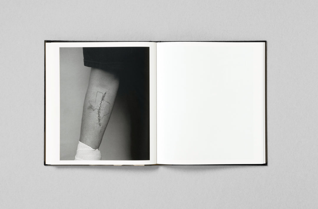 Rahim Fortune – Je ne supporte pas de te voir pleurer. Livre photo édité par Loose Joints. Monographie en noir et blanc présélectionnée du prix du livre de l'année Paris Photo-Aperture.